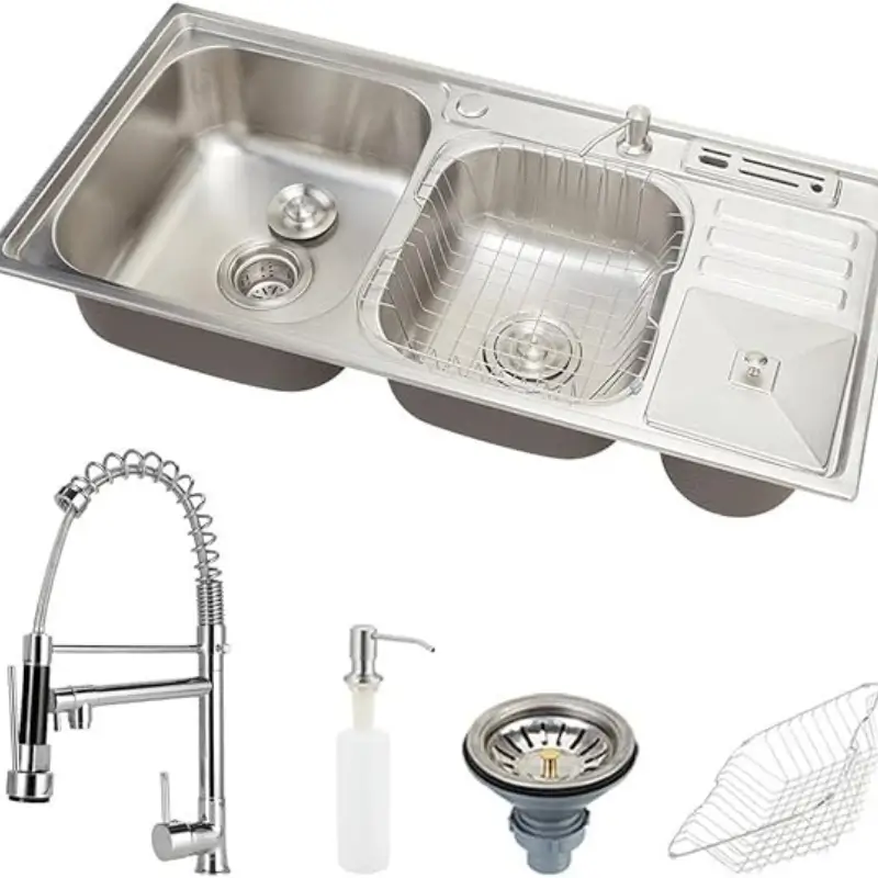 Um dos melhores Kits de pia gourmet para cozinha da marca Pingoo Casa em aço inox escovado, acompanhado de torneira gourmet, lixeira e dosador de detergente.