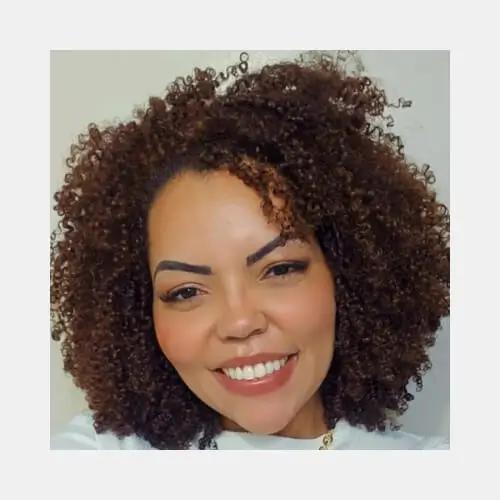 Foto de Karoline Rodrigues Filgueira, psicóloga clínica, sorrindo e olhando para a câmera.