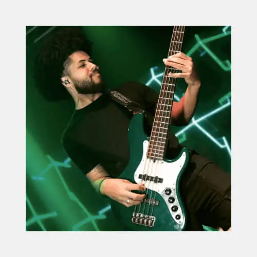 Victor Rodrigues Filgueira tocando contrabaixo no palco, em performance musical.
